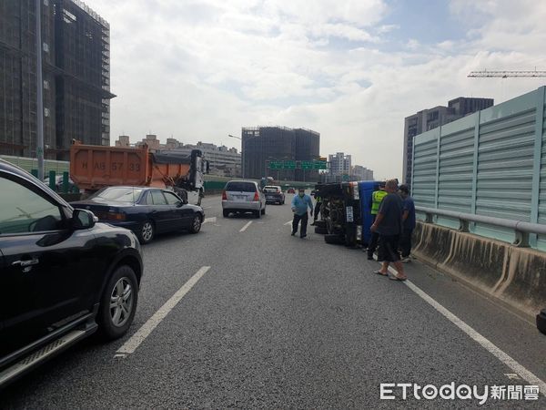 ▲▼被左側車硬切驚嚇失控甩尾，又被曳引車撞倒，倒楣車主連2次驚嚇。（圖／民眾提供，下同）