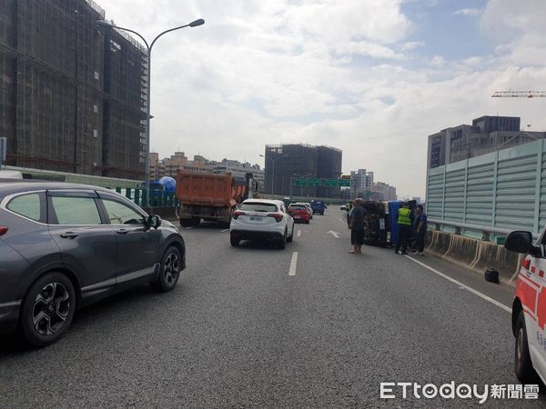 ▲▼被左側車硬切驚嚇失控甩尾，又被曳引車撞倒，倒楣車主連2次驚嚇。（圖／民眾提供，下同）