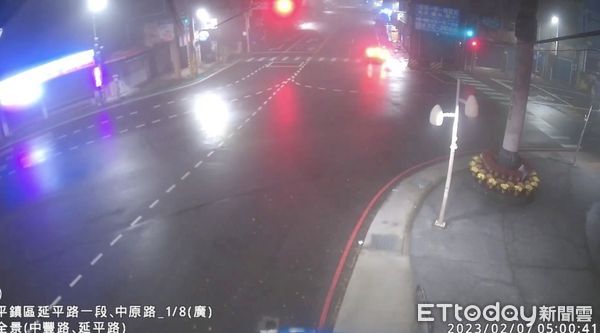 ▲桃園市劉姓男子7日凌晨駕駛賓士車行經平鎮區中豐路轉彎處失控撞上民宅旁汽機車與攤車，肇事後棄車逃逸，圖為肇事前瞬間監視畫面。（圖／記者沈繼昌翻攝）