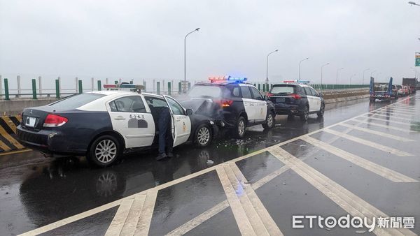 ▲▼淡水3警車連環撞　5員警受傷送醫。（圖／記者戴上容翻攝）