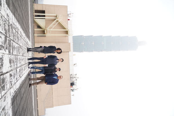 ▲▼台北市長蔣萬安(左二)陪同盧貝松的監製維吉妮(左一)、導演奧立維爾米加頓（左三）、編劇喬治黃(右一)在市政府頂樓天台勘景。（圖／台北市電影委員會提供）