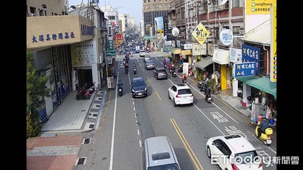 ▲台南東門陸橋封閉施工，交通局對周邊道路號誌週期改善，讓交通更順暢。（圖／記者林悅翻攝）