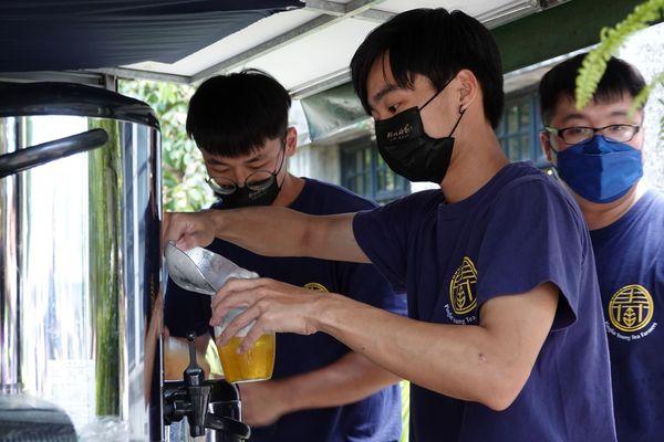 ▲安坑輕軌園遊會市集開幕 新北蔬菜、好茶、羊乳等你來嘗鮮。（圖／新北市農業局提供）