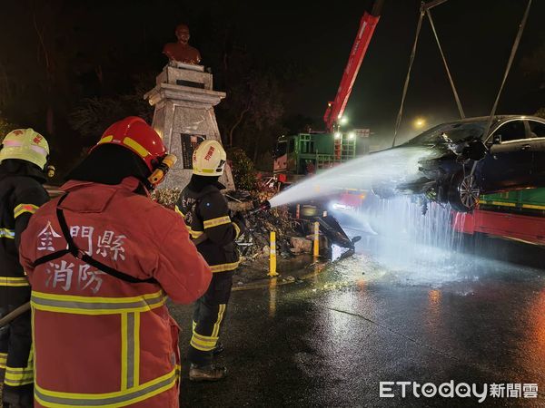 ▲▼賓士酒駕自撞圓環炸出火球　2警挺身「猛拉受困駕駛」與死神拔河。（圖／記者林名揚翻攝）