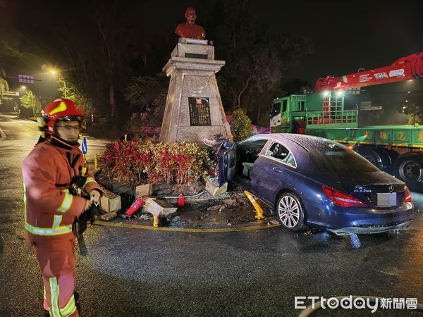 ▲▼賓士酒駕自撞圓環炸出火球　2警挺身「猛拉受困駕駛」與死神拔河。（圖／記者林名揚翻攝）