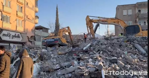 ▲▼土耳其政府已經出動重型機具，開挖倒塌的廢墟。（圖／記者陳雕文翻攝）