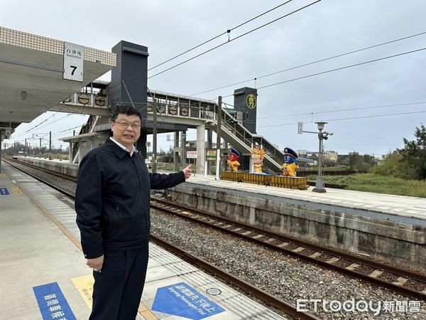 ▲▼台鐵白沙屯車站因應媽祖繞境活動增加人力和設備，並增開列車加強疏運。（圖／台鐵）