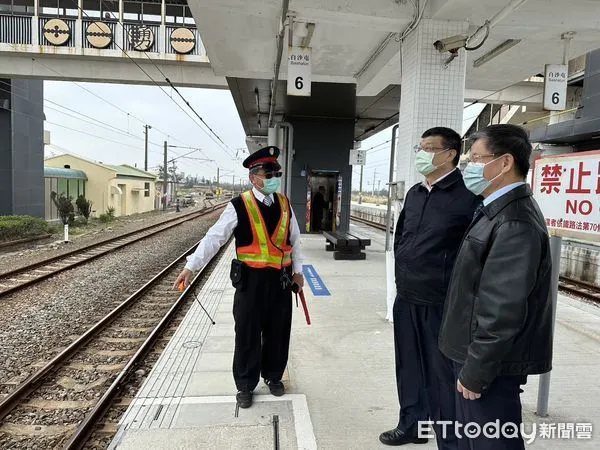 ▲▼台鐵白沙屯車站因應媽祖繞境活動增加人力和設備，並增開列車加強疏運。（圖／台鐵）