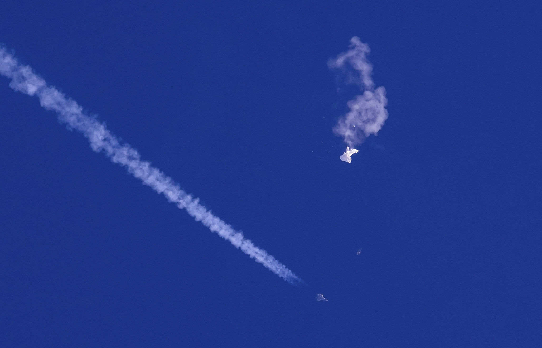 ▲2023年2月4日，美軍F-22戰機發射AIM-9響尾蛇飛彈，在南卡州海岸擊落中國間諜氣球。（圖／達志影像／美聯社）
