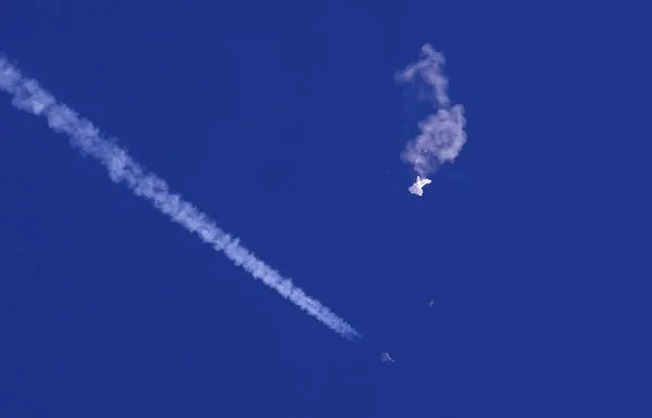 ▲▼2023年2月4日，美軍F-22戰機發射AIM-9響尾蛇飛彈，在南卡州海岸擊落中國間諜氣球。（圖／達志影像／美聯社）
