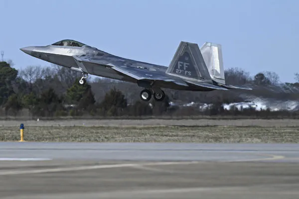 ▲▼2023年2月4日，美軍F-22戰機發射AIM-9響尾蛇飛彈，在南卡州海岸擊落中國間諜氣球。（圖／達志影像／美聯社）