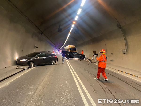 ▲▼ 李男車輛爆胎被後車追撞，警方發現他其實是酒駕上路            。（圖／記者戴上容翻攝）