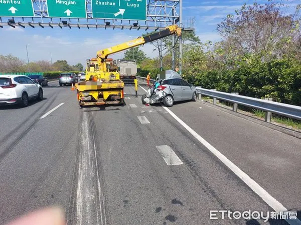 ▲▼國道3號北向244公里處3車連環撞，小客車車尾嚴重毀損，4人送醫。（圖／記者高堂堯翻攝）