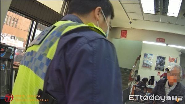 ▲▼豐原警方阻止男子匯款，不料男子怒說「活到這麼大沒被騙過」後憤怒離去。（圖／民眾提供，下同）