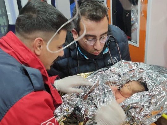 ▲▼土耳其救援人員11日在廢墟尋獲一名才剛出生10天的新生兒。（圖／翻攝自推特）