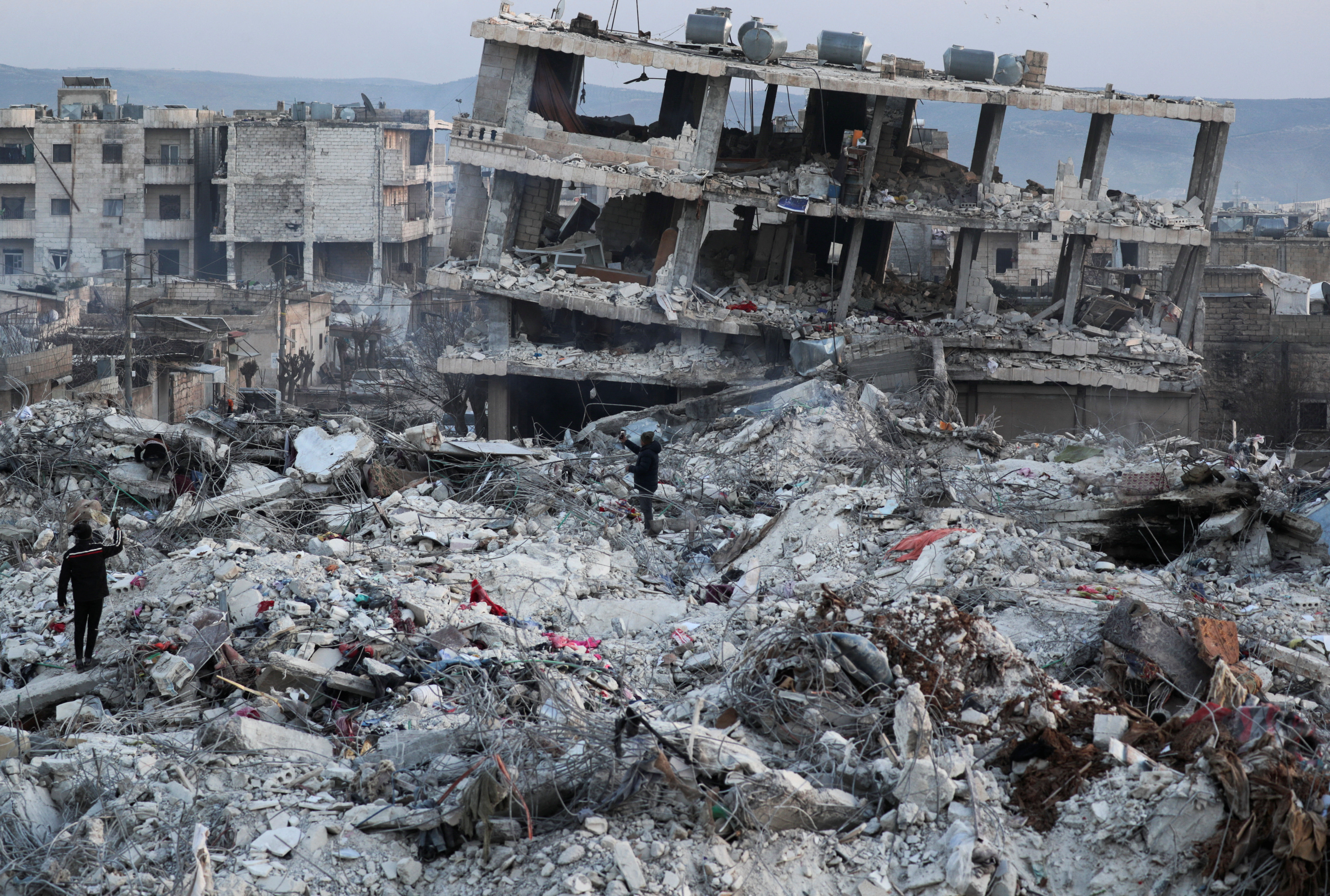 ▲▼敘利亞阿夫林一處城鎮受到強震影響，遍地是建築物廢墟，其中一間樓房的房間裡還貼有「I LOVE YOU」的氣球,土耳其強震,土耳其地震。（圖／路透）