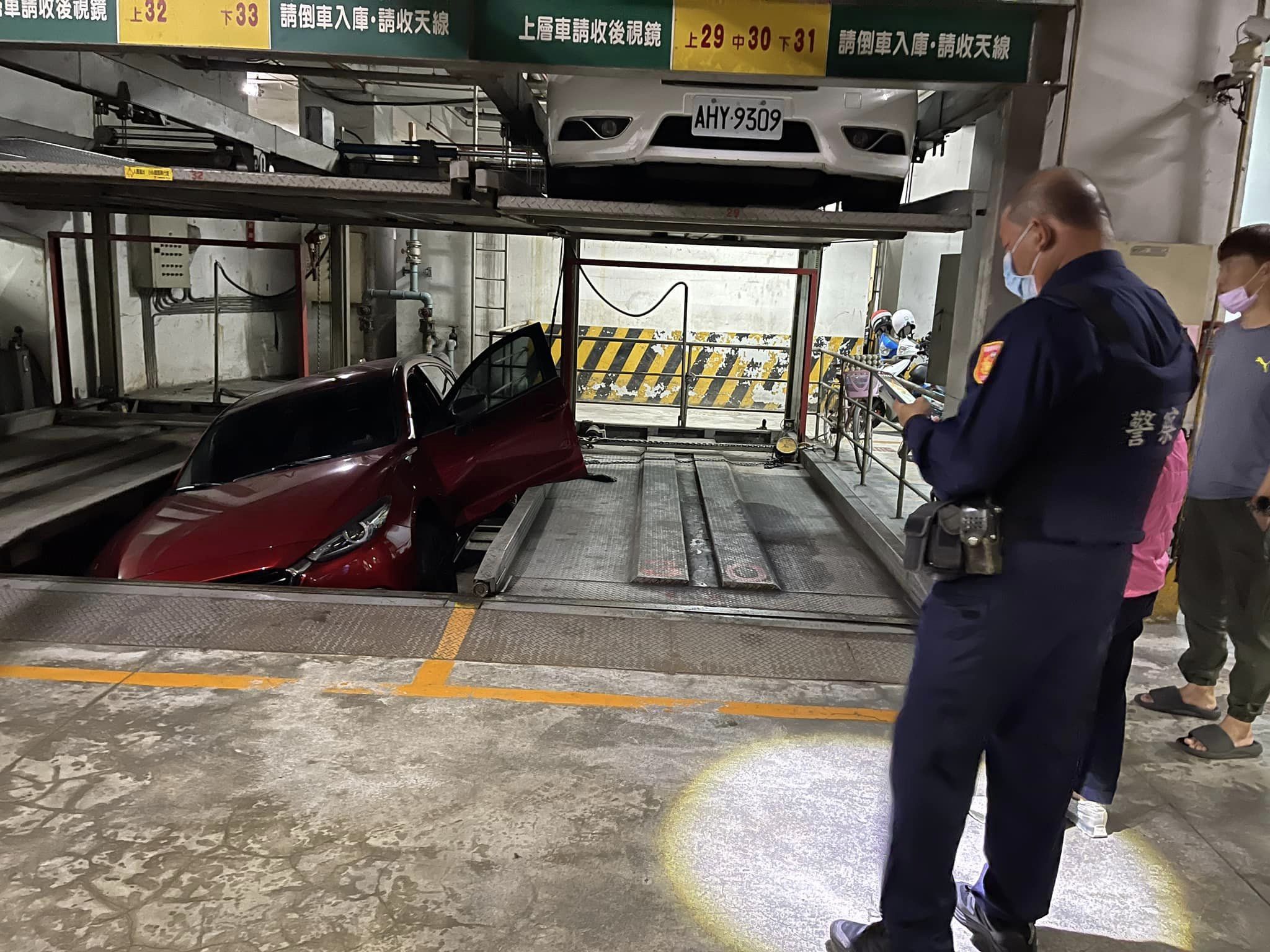 ▲一名女子在機械車位停車時發生意外，肇事男子卻表示不願賠全額。（圖／翻攝自Facebook／爆料公社）