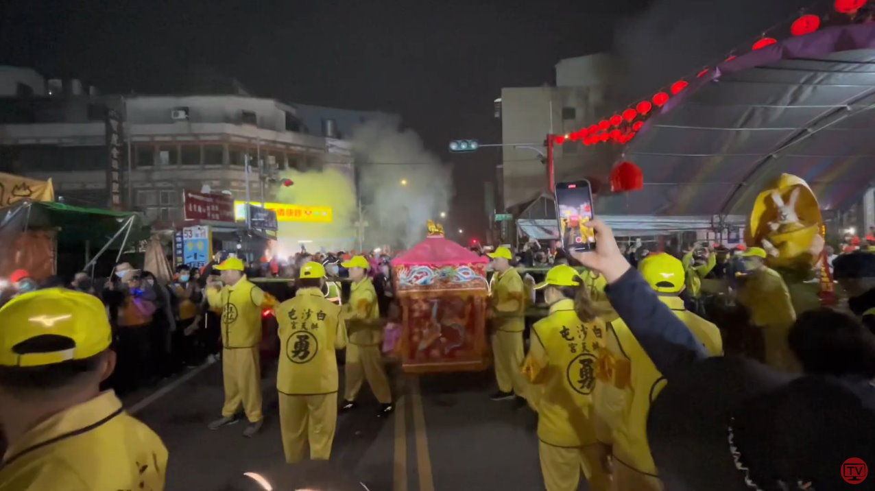 白沙屯媽祖「急著見姐妹」　粉紅超跑突加速。（圖／翻攝「白沙屯媽祖網路電視台」YouTube）