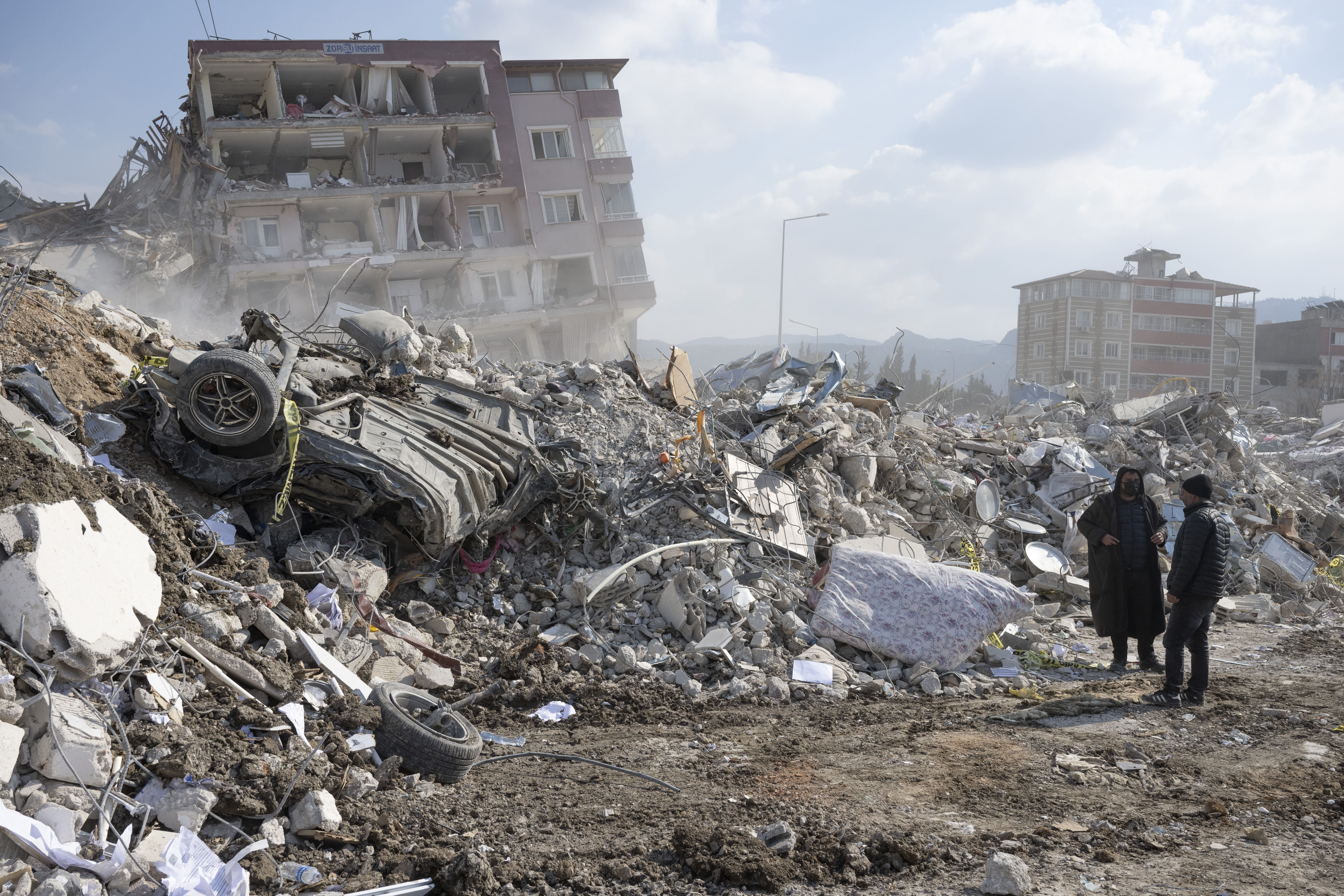 ▲土耳其哈塔伊省安塔基亞市中心公寓大樓完全被震毀，據傳數千名遇難者被埋在廢墟底下。（圖／達志影像／美聯社）