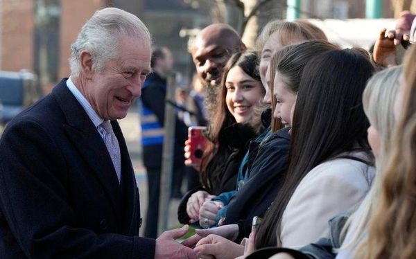 查爾斯三世去東倫敦大學，與學生們打招呼。（翻攝@montegiani推特）