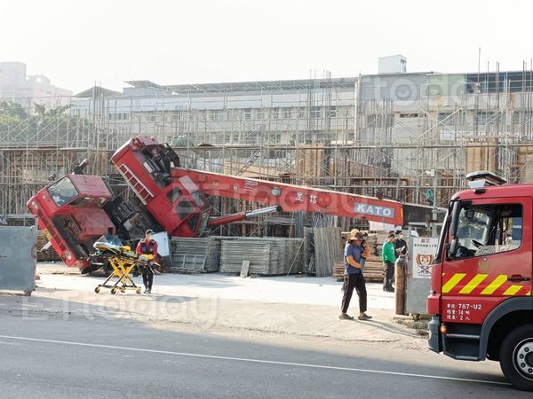 ▲高雄市三民區一處工地發生吊車翻覆意外，一名工人腿部壓傷送醫             。（圖／民眾提供）