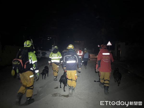 ▲完成任務！「台灣汪汪隊」今離開土耳其　領犬員牽搜救犬背影帥炸。（圖／粉專「Tyfd-K9桃園搜救犬隊」提供）