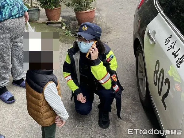 ▲2歲廖姓男童離校出走，幸遇巡邏員警上上前關切。（圖／龜山警分局提供）