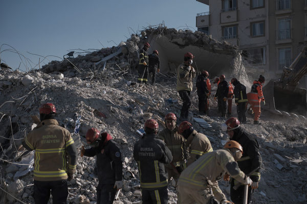 ▲▼土耳其加濟安泰普省努爾達伊的倒塌建築物中，救援行動依舊持續。（圖／達志影像／美聯社）