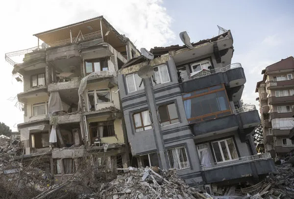 ▲▼土耳其哈塔伊省安塔基亞市中心公寓大樓完全被震毀，據傳數千名遇難者被埋在廢墟底下。（圖／達志影像／美聯社）