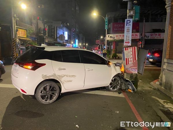 ▲▼毒蟲跟老婆吵架...下秒自撞號誌箱車頭全毀　持毒露餡又遭警逮。（圖／記者陳以昇翻攝）