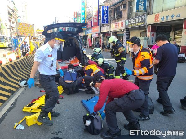 ▲機車騎士停等紅燈遭後方車輛直接輾過捲入車底慘死。（圖／記者張君豪翻攝）