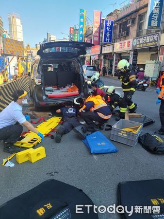 ▲機車騎士停等紅燈遭後方車輛直接輾過捲入車底慘死。（圖／記者張君豪翻攝）