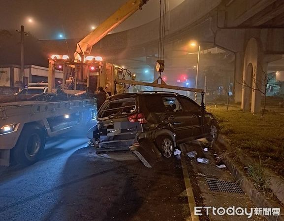 ▲警方將車輛調離。（圖／桃園市警局保安大隊提供）