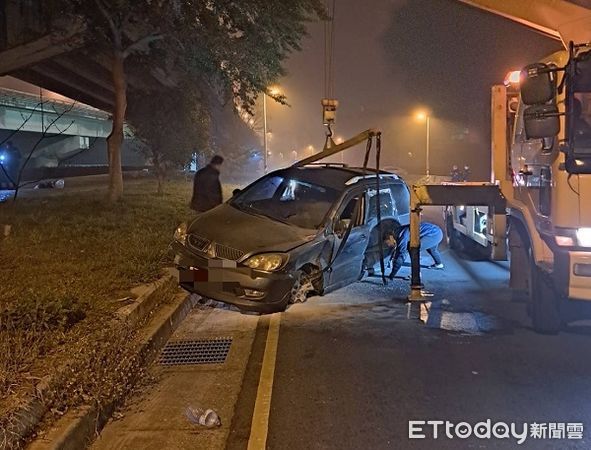 ▲鄭男自撞路邊導致車輛無法行駛，為警方逮捕。（圖／桃園市警局保安大隊提供）