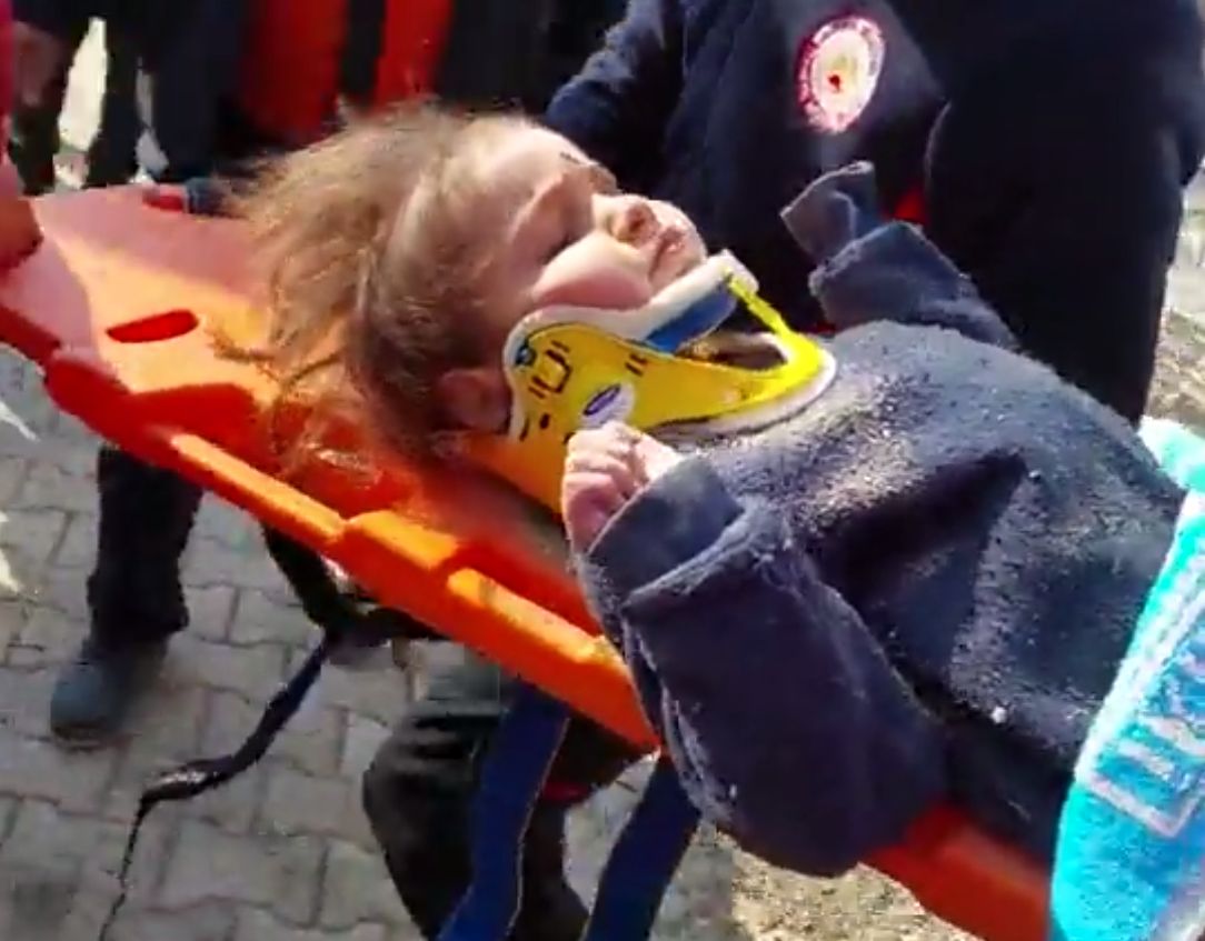 ▲▼年約3至4歲的土耳其女童順利獲救。（圖／翻攝自推特）