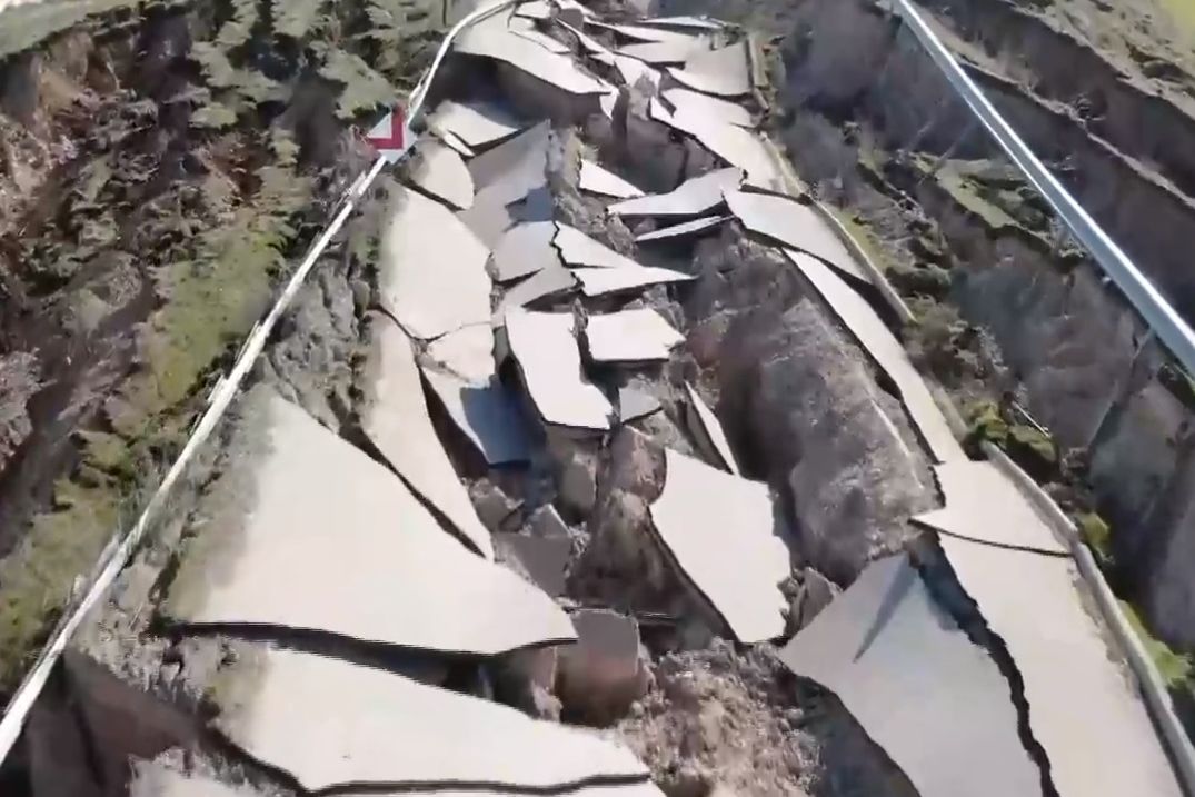 ▲▼ 土耳其公路震成碎片。（圖／翻攝自Sabah）