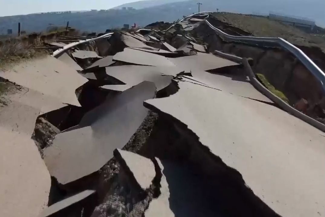 ▲▼ 土耳其公路震成碎片。（圖／翻攝自Sabah）