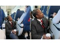 女乘客搭機極度恐懼！空少「緊握她的手」坐地板陪伴　眾人讚爆盼他加薪