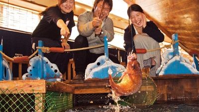 超像出海釣魚！日本餐廳在魚池上建造「巨大木船」　可體驗捕撈樂趣+現吃