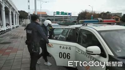 男凌晨違停開門險擊落警員　藏3槍30發子彈！鬼扯「亡友寄放」