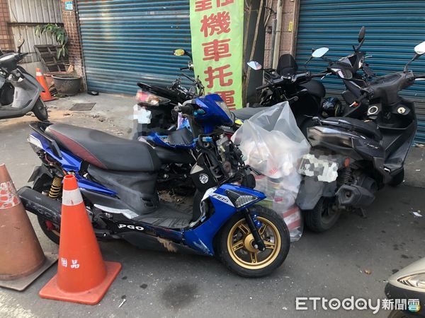 ▲▼三峽68歲李男開車發生擦撞後，在撞上路旁13輛機車             。（圖／記者陳以昇翻攝）