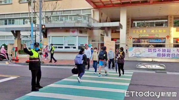 ▲新北各級學校「開學首日」 瑞芳警籲接送學童勿影響交通。（圖／記者郭世賢翻攝）