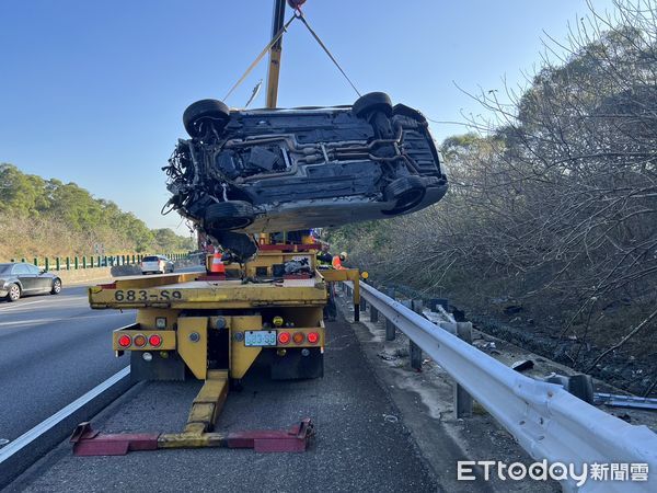 ▲▼賓士國道想躲測照併排，擦撞貨車衝破護欄墜水溝。（圖／記者蔡文淵翻攝）