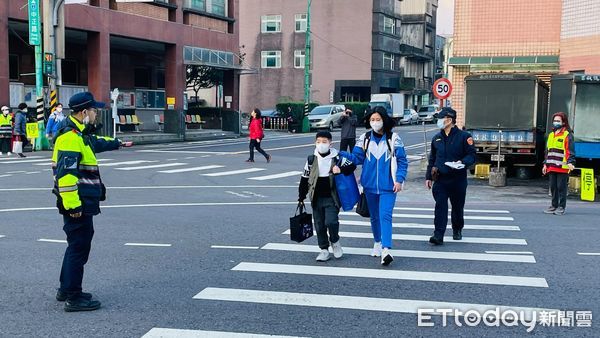 ▲金山警啟動「護童勤務」 分局長蔣叔君親上陣守護。（圖／記者郭世賢翻攝）