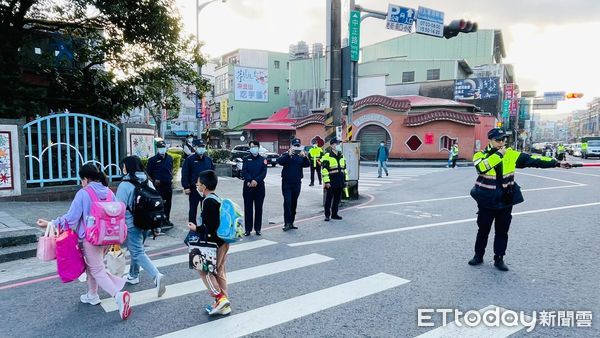 ▲金山警啟動「護童勤務」 分局長蔣叔君親上陣守護。（圖／記者郭世賢翻攝）