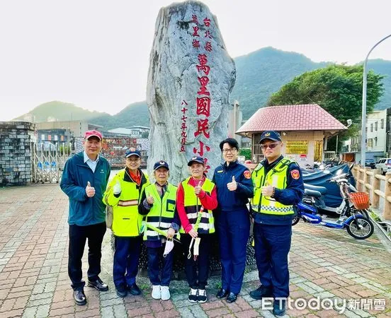 ▲金山警啟動「護童勤務」 分局長蔣叔君親上陣守護。（圖／記者郭世賢翻攝）