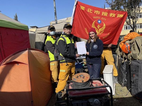 台灣的搜救人員12日確定撤離土耳其，台北市搜救隊在離開前不忘捐贈救災物資。（翻攝自台北市搜救隊臉書）