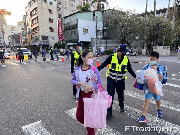 ▲台南市國中、小學2月13日寒假後開學首日，台南市警二分局針對轄內建興國中、忠義國小等七所國中、小學，啟動學童上下學安全維護工作。（圖／記者林悅攝）