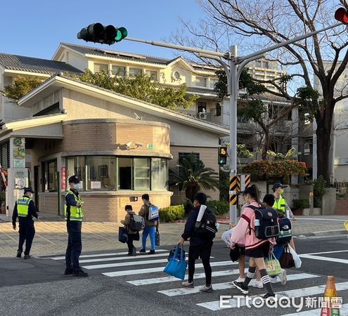 ▲台南市國中、小學2月13日寒假後開學首日，台南市警局各分局針對轄內國中、國小等，啟動學童上下學安全維護工作。（圖／記者林悅攝）