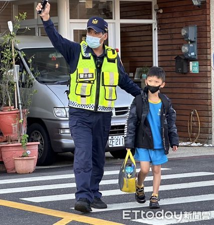 ▲台南市國中、小學2月13日寒假後開學首日，台南市警局各分局針對轄內國中、國小等，啟動學童上下學安全維護工作。（圖／記者林悅攝）